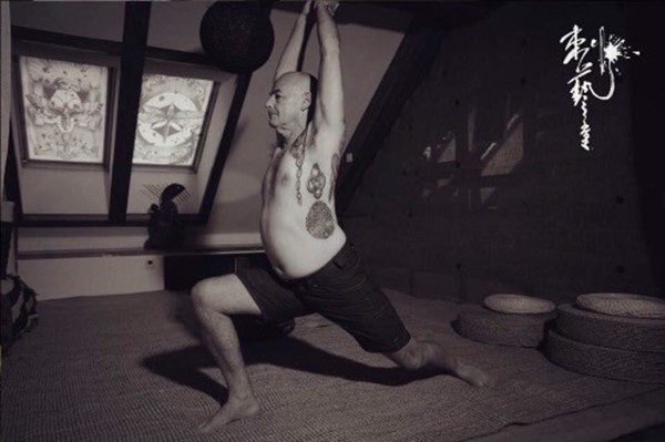 点击大图看下一张：瑜伽大师腰背经典纹身