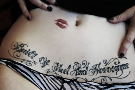 点击大图看下一张：女性腹部红唇英文纹身