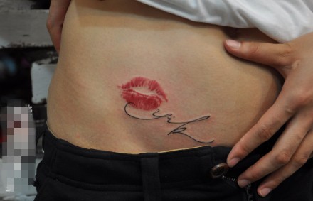 点击大图看下一张：女性腹部红唇刺青