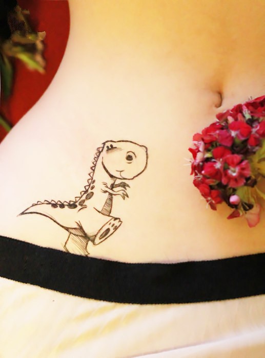 点击大图看下一张：女性腹部小恐龙刺青