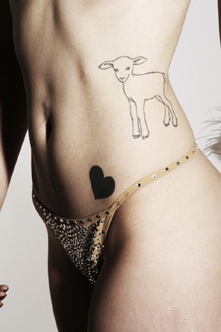 点击大图看下一张：女性腰部小鹿、心刺青