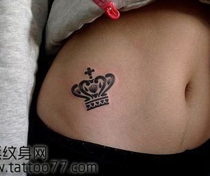 点击大图看下一张：美女腹部潮流流行的皇冠纹身图片