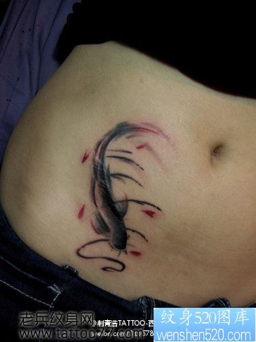 点击大图看下一张：美女腹部水墨画鲤鱼纹身图片
