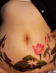腹部纹身图片：腹部彩色水墨画莲花荷叶蜻蜓纹身图片纹身作品