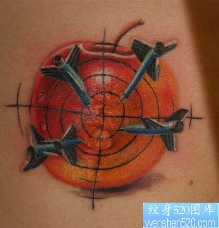 点击大图看下一张：腹部纹身图片：腹部彩色苹果飞镖纹身图片纹身作品