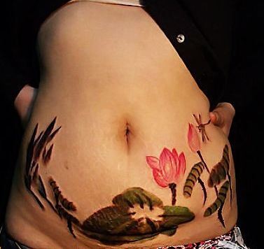 点击大图看下一张：腹部纹身图片：腹部彩色水墨画莲花荷叶蜻蜓纹身图片纹身作品