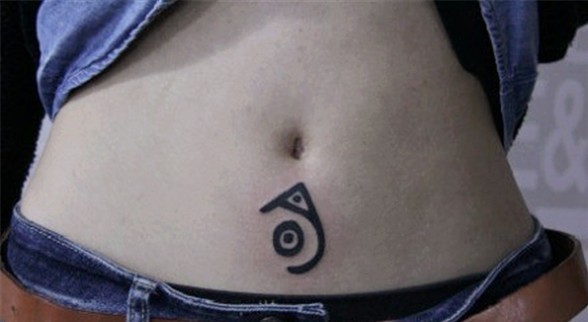 点击大图看下一张：女性腹部黑色创意小鱼独特漂亮刺青