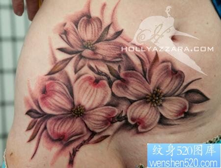 点击大图看下一张：腹部纹身图片：美女腹部花卉四瓣花纹身图片纹身作品
