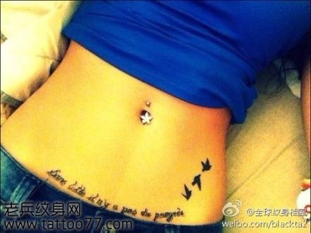 点击大图看下一张：美女腹部潮流的字母小鸟纹身图片