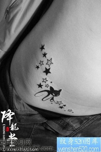 点击大图看下一张：美女腹部潮流的图腾猫咪五角星纹身图片