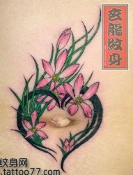 美女腹部爱心花卉纹身图片