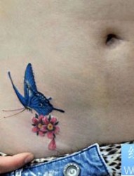 女孩子腹部彩色蝴蝶樱花纹身图片