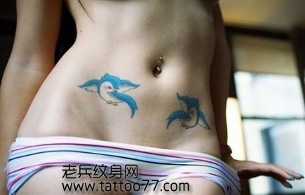 点击大图看下一张:性感的美女腹部小鸟纹身图片