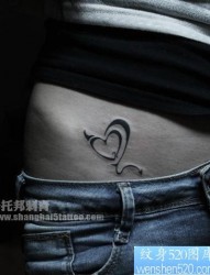 一幅女孩子腹部精美好看的图腾爱心纹身图片