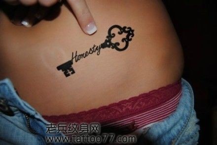 点击大图看下一张:腹部潮流的图腾字母钥匙纹身图片