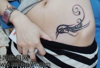 点击大图看下一张:腹部经典的图腾纹身图片