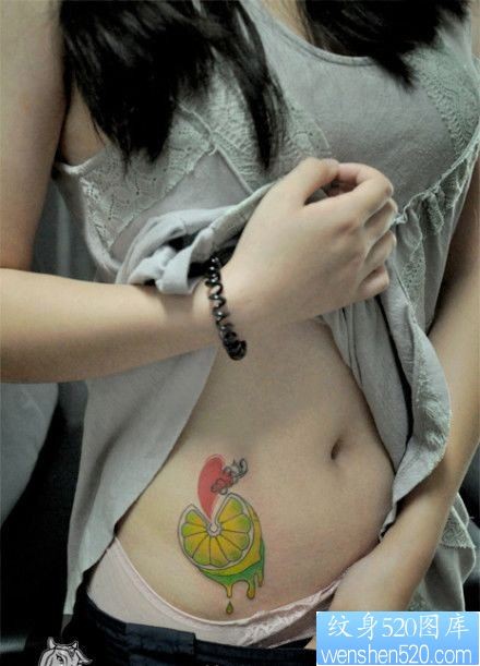 点击大图看下一张:美女腹部一幅柠檬纹身图片