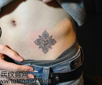 点击大图看下一张：美女腹部唯美潮流的图腾纹身图片