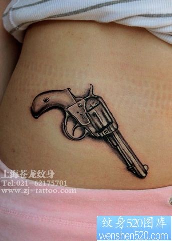 点击大图看下一张:美女腹部唯美潮流的手枪纹身图片