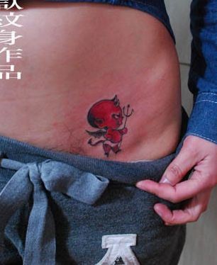 点击大图看下一张:一幅另类经典的腹部欧美小恶魔纹身图片