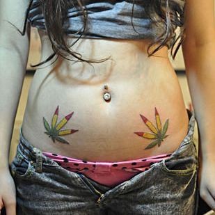 点击大图看下一张:一幅女孩子腹部彩色枫叶纹身图片