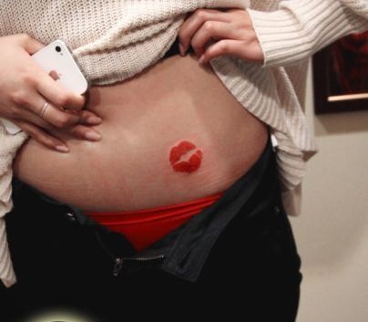 点击大图看下一张:女孩子腹部唯美好看的唇印纹身图片