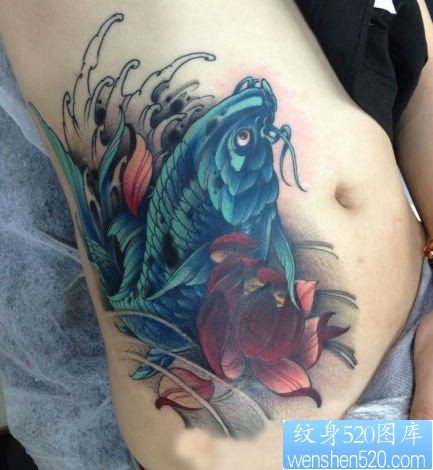 点击大图看下一张:美女腹部漂亮的彩色鲤鱼纹身图片