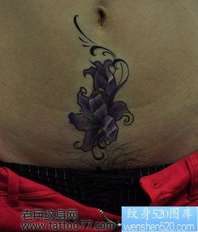 点击大图看下一张:腹部彩色百合花纹身图片