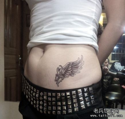 点击大图看下一张:美女腹部好看精美的翅膀纹身图片