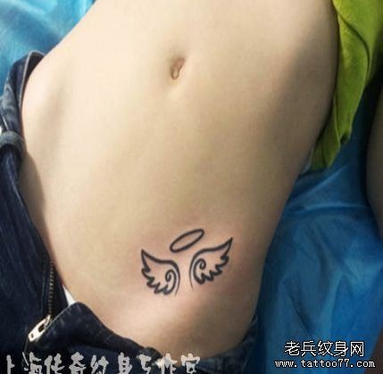 点击大图看下一张：美女腹部潮流精美的图腾天使翅膀纹身图片