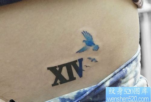 点击大图看下一张:女孩子腹部英文字母与小鸟纹身图片