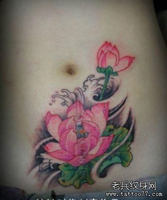 点击大图看下一张：美女腹部伤疤遮盖—莲花纹身图片