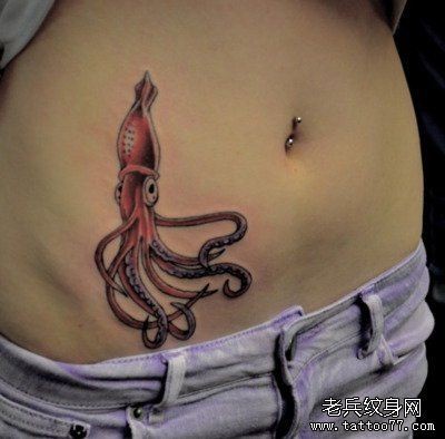 点击大图看下一张：美女腹部一幅小鱿鱼纹身图片