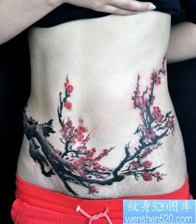 点击大图看下一张:美女腹部水墨画梅花纹身图片