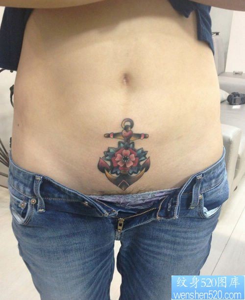 点击大图看下一张:美女腹部漂亮的船锚纹身图片