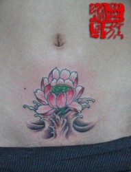 女性腹部好看的莲花纹身图片