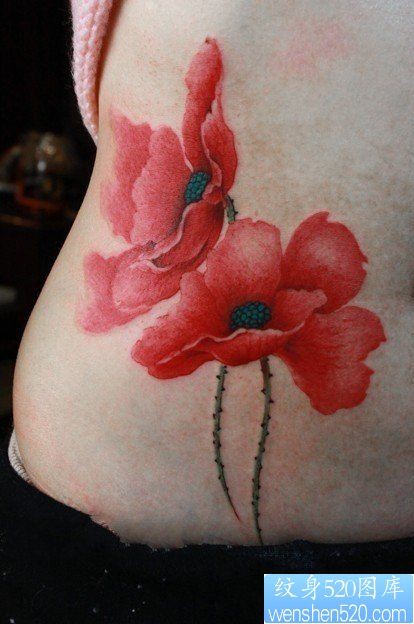 点击大图看下一张：美女腹部唯美潮流的罂粟花纹身图片