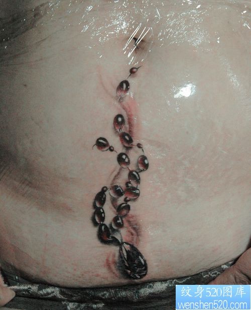 点击大图看下一张：女孩子腹部一幅钻石吊链纹身图片