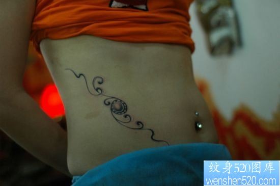 点击大图看下一张：女人腹部好看的一幅图腾藤蔓纹身图片