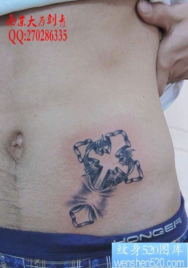 点击大图看下一张：男人腹部精美的十字架纹身图片