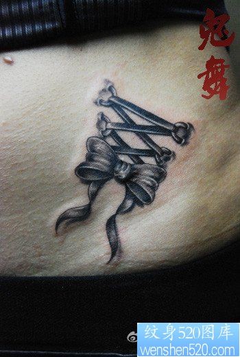 点击大图看下一张：女人腹部潮流流行的蝴蝶结纹身图片