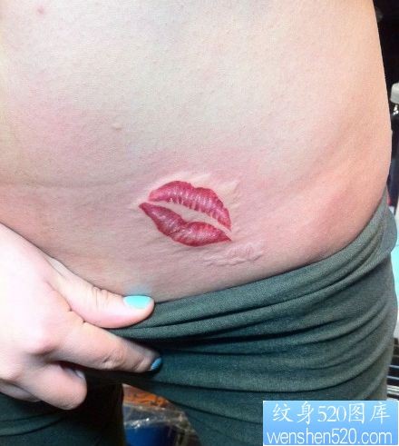 点击大图看下一张：女孩子腹部潮流流行的唇印纹身图片