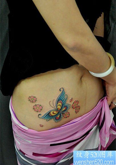 点击大图看下一张：美女腹部漂亮的彩色蝴蝶与樱花纹身图片