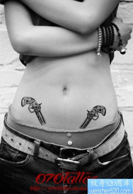 点击大图看下一张：美女腹部唯美时尚的小手枪纹身图片