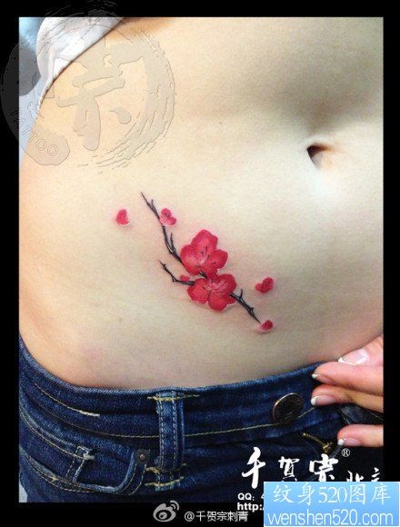 点击大图看下一张：美女腹部唯美漂亮的梅花纹身图片