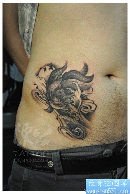 点击大图看下一张：男人腹部唯美的黑白小金鱼纹身图片