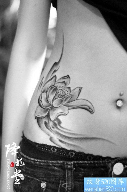 点击大图看下一张：美女腹部唯美流行的莲花纹身图片