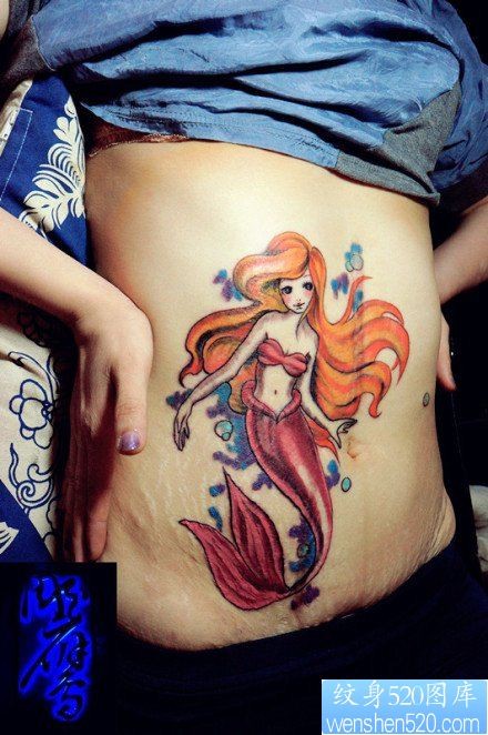 点击大图看下一张：女人腹部时尚潮流的卡通美人鱼纹身图片