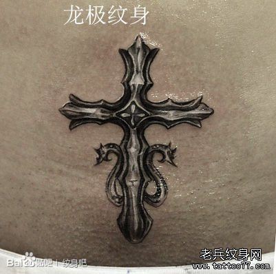 点击大图看下一张：女人腹部时尚潮流的十字架纹身图片