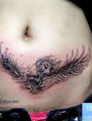 女性腹部潮流帅气的沙漏与翅膀纹身图片